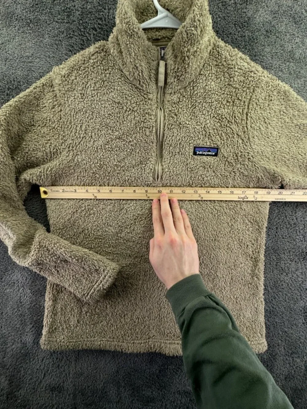 Patagonia Women’s Jacket Adult Medium Beige Fuzzy Soft 1/4 Zip Pullover Logo